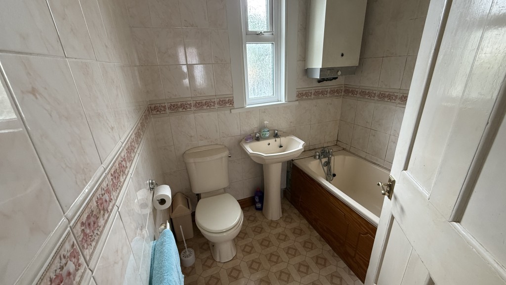 Lot: 174 - END-TERRACE HOUSE REQUIRING REFURBISHMENT - Interior image of bathroom